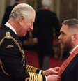 Tom Hardy recebe condecoração do príncipe Charles.  Foto: Twitter / @RoyalFamily / Estadão