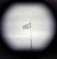 Bandeira da Coreia do Norte no alto de torre vista de um binóculo instalado na fronteira entre as duas Coreias 24/04/2018 REUTERS/Kim Hong-Ji  Foto: Reuters