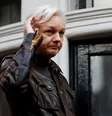 Fundador do WikiLeaks, Julian Assange, na embaixada do Equador em Londres, onde está abrigado 19/05/2017 REUTERS/Peter Nicholls  Foto: Reuters