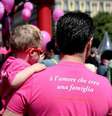 'É o amor que cria uma família', diz camisa em protesto de casais gays na Itália  Foto: ANSA / Ansa - Brasil