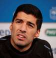 O atacante Luís Suárez durante entrevista coletiva em Saint-Denis  Foto: Charles Platiau / Reuters