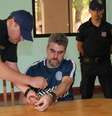 O traficante Marcelo Piloto sob custódia da polícia paraguaia  Foto: Sebastian Caceres / Suprema Corte do Paraguai via Reuters