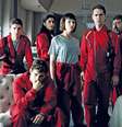 Pedro Alonso, Paco Tous, Alba Flores, Úrsula Corberó, Darko Peric, Miguel Herrán, Jaime Lorente, e Roberto García Ruiz em 'La Casa de Papel' (2017)  Foto: Divulgação