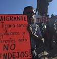 'Migrantes, em Tijuana somos hospitaleiros e tolerantes, mas não somos idiotas', dizia um cartaz de protesto  Foto: BBC News Brasil