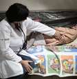 Médica cubana atende paciente em casa na cidade baiana de Itiúba, em 2013  Foto: Ueslei Marcelino / Reuters