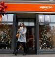 Cliente deixa nova loja da Amazon em importante rua de comércio na cidade de Berlim. 22/11/2018.  REUTERS/Fabrizio Bensch.  Foto: Reuters