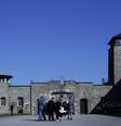 Pessoas chegam para cerimônia no antigo campo de concentração de Mauthausen, na Áustria
06/05/2018 REUTERS/Lisi Niesner  Foto: Reuters