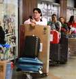 Movimentação no Aeroporto Internacional de Brasília (DF), nesta quinta-feira (22): médicos cubanos do programa "Mais Médicos", embarcam em retorno a Cuba  Foto: Fátima Meira / Futura Press