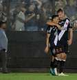 Yago Pikachú (e) e Maxi Lopes comemoram gol durante partida Vasco x São Paulo  Foto: IDE GOMES/FRAMEPHOTO / Estadão