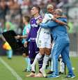 Deyverson e Felipão comemoram o gol do Palmeiras  Foto: Ricardo Moraes / Reuters
