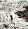 A tribo Sentinela costuma se defender com arco e flecha  Foto: Indian coastguard/Survival International / BBC News Brasil