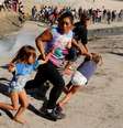 Família de Honduras corre para fugir do gás lacrimogêneo na fronteira do México com os Estados Unidos em Tijuana 25/11/2018 REUTERS/Kim Kyung-Hoon  Foto: Kim Kyung-Hoon / Reuters