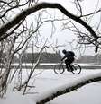 Ciclista passa por local tomado pela neve em Ottawa, no Canadá 20/11/2018 REUTERS/Chris Wattie  Foto: Reuters