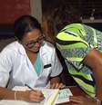 Gloria Maria sussurra a idade no ouvido da médica: o maior segredo do telejornalismo brasileiro  Foto: Reprodução