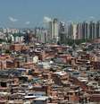 Cidade de contrastes: favela Paraisópolis, no bairro do Morumbi, com prédios ao fundo  Foto: DW / Deutsche Welle