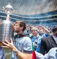 Os gremistas Pedro Geromel e Kannemann beijam a taça da Libertadores conquistada em 2017  Foto: Reprodução/Site oficial Grêmio / Estadão Conteúdo