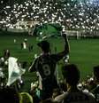 Torcida presta em homenagem às vítimas da queda do voo da Chapecoense que caiu em 28 de novembro de 2016 (Imagem de 30/11/2016)  Foto: GABRIELA BILÓ / Estadão Conteúdo