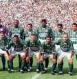 Os jogadores do Palmeiras em pé (da esquerda para a direita): o goleiro Velloso, o colombiano Rincón, Júnior, Cléber, Wagner e Cafu - Agachados: Luizão, Viola, Galeano, Djalminha e Leandro, antes da partida contra o Santos FC, válida pelo Campeonato Paulista de 1997.  Foto: ACERVO/Gazeta Press