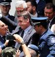 Presidente eleito, Jair Bolsonaro, acena ao participar de formatura militar em Guaratinguetá (SP)  Foto: Paulo Whitaker / Reuters