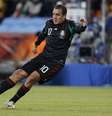 Cuauhtémoc Blanco cobra falta pela seleção mexicana na Copa de 2010, em jogo contra a dona da casa, África do Sul  Foto: John Sibley / Reuters