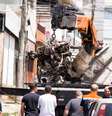 Peritos da Centro de Investigação e Prevenção de Acidentes Aeronáuticos (Cenipa) removem os destroços do avião de pequeno porte que caiu na Avenida Antônio Nascimento Moura, perto do Aeroporto Campo de Marte, na zona norte de São Paulo, deixando 2 mortos e 11 feridos.  Foto: ROBERTO COSTA/CÓDIGO19 / Estadão