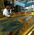 Restauradores trabalham em uma obra de Botticelli em Florença, na Itália  Foto: Max Rossi / Reuters