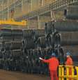 Funcionários trabalham ao lado de fios de aço em uma usina siderúrgica da Dongbei Special Steel em Dalian, província de Liaoning, China 2/11/2018.  REUTERS/Stringer   Foto: Reuters