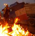 Manifestante com colete amarelo, símbolo do protesto contra alta nos preços dos combustíveis na França 04/12/2018 REUTERS/Pascal Rossignol  Foto: Reuters