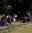 Venezuelanos carregam pertences após entrar ilegalmente na Colômbia 25/08/2018  REUTERS/Carlos Garcia Rawlins   Foto: Reuters