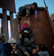 Imigrantes de Honduras que fazem parte de caravana a caminho dos EUA pulam cerca na fronteira do México com os EUA na cidade mexicana de Tijuana 03/12/2018  REUTERS/Alkis Konstantinidis  Foto: Alkis Konstantinidis / Reuters