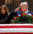 Presidente dos Estados Unidos, Donald Trump, e primeira-dama, Melania, durante velório do ex-presidente George H.W. Bush no Capitólio em Washington 03/12/2018 Shawn Thew/Pool via REUTERS   Foto: Reuters