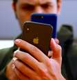 Pessoa fotografa iPhone 7 com outro celulae em foto ilustrativa em Sydney, Austrália
03/11/2017 REUTERS/David Gray  Foto: Reuters