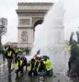 Manifestantes de coletes amarelos são atingidos por jato d'água da polícia perto do Arco do Triunfo, em Paris
01/12/2018
REUTERS/Stephane Mahe  Foto: Reuters