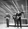 Inglaterra, Londres. 01/01/1960. Os músicos integrantes do grupo The Beatles (e/d): Paul McCartney, George Harrison, John Lennon, e Ringo Starr, se apresentam em programa televisivo na Inglaterra.  Foto: Foto de arquivo/ ASSOCIATED PRESS/ Estadão Conteúdo / Estadão