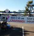 Ativistas levaram faixas e cartazes defronte à loja do Carrefour em Campinas  Foto: Maria Kiefer/ divulgação / Estadão Conteúdo