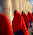 Imigrantes caminham no porto de Málaga após desembarcarem de navio de resgate 09/12/2018 REUTERS/Jon Nazca  Foto: Reuters