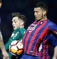 Zagueiro Juan Escobar, do Cerro Porteno, disputa bola em duelo contra o Palmeiras pela Libertadores 2018  Foto: Jorge Adorno / Reuters