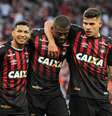 Marcelo Cirino, jogador do Atlético-PR, comemora seu gol durante partida contra o Paraná Clube, válida pela vigésima sexta rodada do Campeonato Brasileiro 2018  Foto: CARLA LARINI/O Fotografico / Gazeta Press