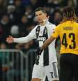 Cristiano Ronaldo e Mbabu discutem  Foto: Denis Balibouse / Reuters