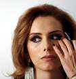 Angela Ponce, 24, é maquiada para competir no Miss World Espanha, em Estepona, na Espanha, em 2015  Foto: Susana Vera / Reuters