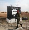 Soldado iraquiano passa por painel pintado com bandeira preta do Estado Islâmico em Mosul 21/01/2017  REUTERS/Khalid al Mousily  Foto: Reuters