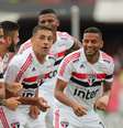 Diego Souza comemora gol com companheiros em partida contra o Flamengo, pela 32ª rodada do Brasileirão  Foto: ALEX SILVA / Estadão