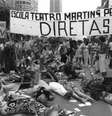 Estudantes de teatro pedem eleições diretas na década de 1980, no Rio de Janeiro  Foto: Instituto Durango Duarte / reprodução / BBC News Brasil