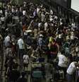 Passageiros formam fila no check-in da LATAM do Aeroporto de Guarulhos na tarde deste sábado (15); passageiros relatam problemas com cancelamentos  Foto: Bruno Rocha / Fotoarena / Estadão