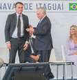 O presidente Michel Temer e o presidente eleito Jair Bolsonaro participaram da cerimônia de lançamento do submarino Riachuelo, no Complexo Naval de Itaguaí, litoral sul do Rio de Janeiro  Foto: CÉSAR SALES/AGÊNCIA O DIA / Estadão