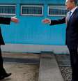 Líder norte-coreano Kim Jong-un (esq.) e presidente sul-coreano, Moon Jae-in, durante encontro na fronteira entre os dois países  Foto: DW / Deutsche Welle