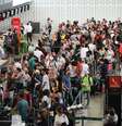 Passageiros do Aeroporto Internacional de Cumbica, na cidade de Guarulhos, enfrentam o terceiro dia de filas na área do embarque doméstico no Terminal 2 neste domingo, 16. O aeroporto tem 35% dos voos atrasados ou cancelados.  Foto: CESAR BORGES/FOTOARENA / Estadão