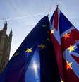 Bandeiras da UE e do Reino Unido em frente ao Parlamento britânico, em Londres 17/12/2018 REUTERS/Toby Melville  Foto: Reuters