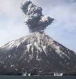 O vulcão Anak Krakatau tem ficado em atividade por anos  Foto: EPA / BBC News Brasil