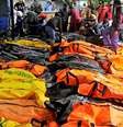 Corpos de vítimas do Tsunami são recolhidos na Indonésia  Foto: Antara Foto/Asep Fathulrahman / via Reuters